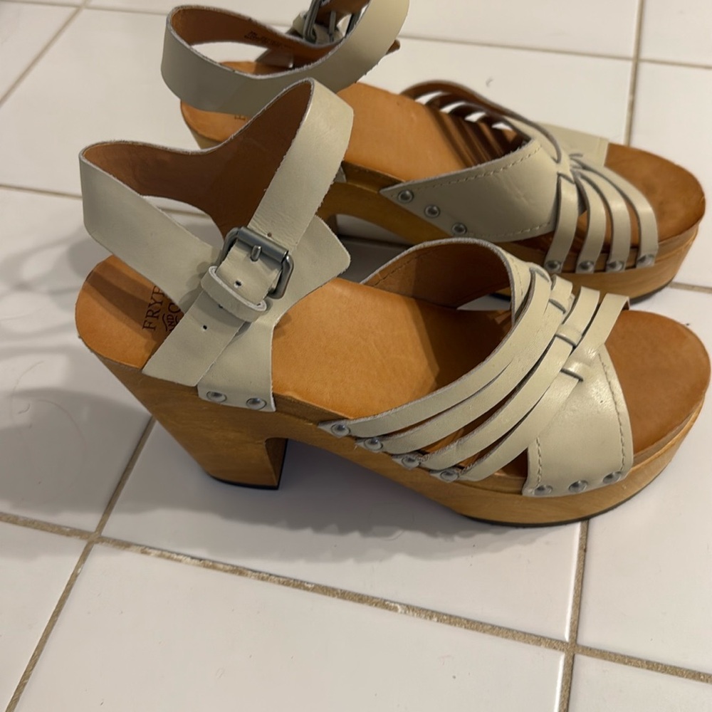 NWOT FRYE AND CO sandals